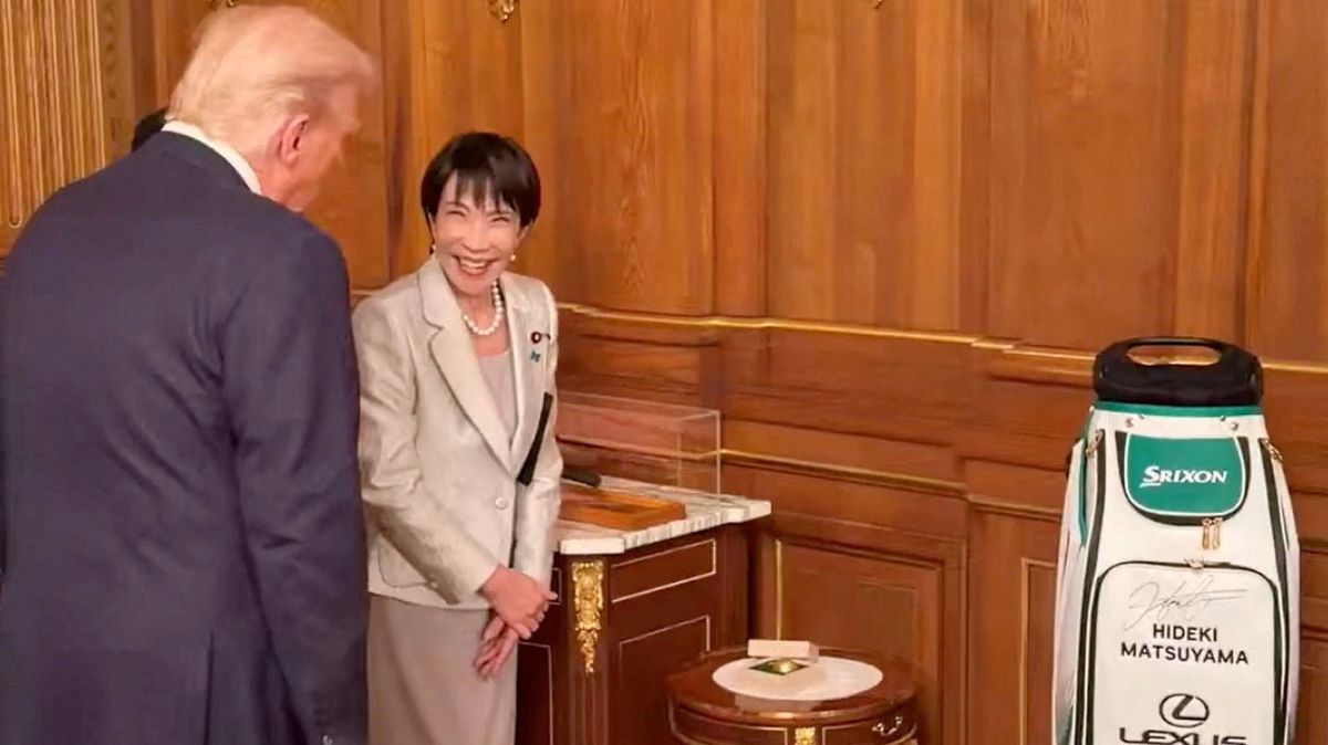 Trump dostal od japonské premiérky pozlacený golfový míček a hůl, s níž hrával bývalý premiér